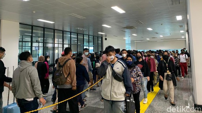 Antrean penumpang di Stasiun Manggarai