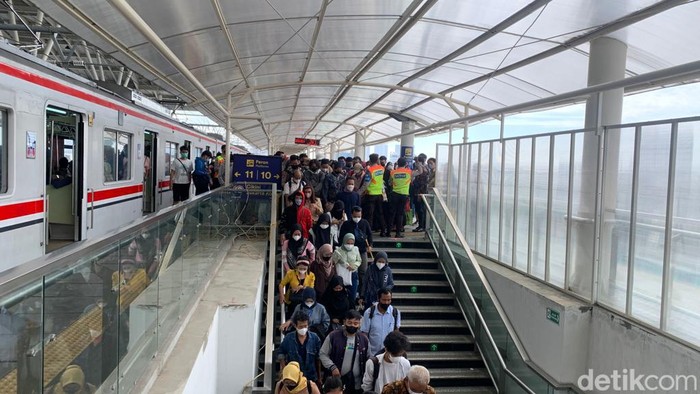 Antrean penumpang di Stasiun Manggarai