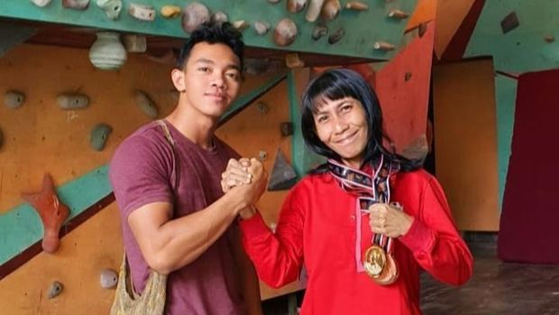 Atlet panjang Indonesia, Kiromal Katibin (21) bersama pelatihnya, Yusnita.