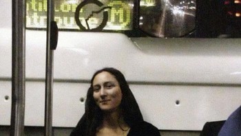 Percayalah, dia bukan reinkarnasi dari Mona Lisa. Foto: (Bored Panda).