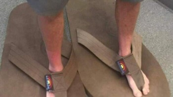 Jangan-jangan memang ada manusia dengan ukuran kaki sebesar itu. Foto: (Bored Panda).