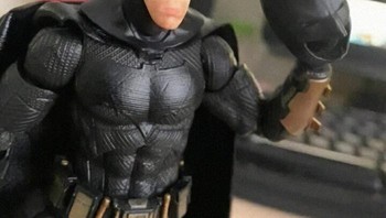 Jadi gini toh wajah asli mainan batman. Foto: (Bored Panda).