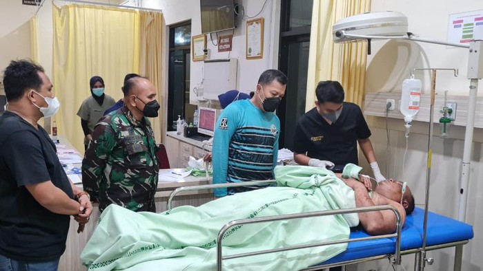 Babinsa di Makassar dikeroyok OTK hingga mengalami luka di sekujur tubuh.