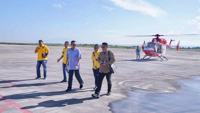 Ketua MPR RI Bambang Soesatyo mencoba langsung Helikopter Kawasaki BK 117-C1 dari Bali menuju Lombok, NTB saat menghadiri pelantikan pengurus IMI NTB periode 2022-2026.