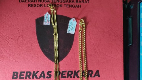 Barang bukti kalung emas yang berhasil diamankan polisi