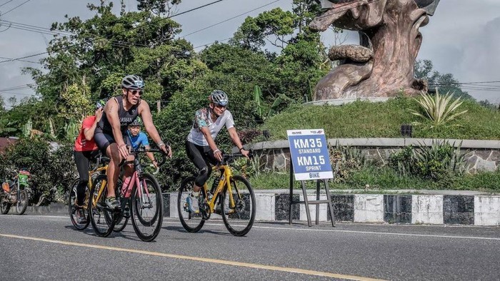 Belitung Triathlon 2022 diikuti 140 peserta yang terbagi dalam dua kategori. Pertama adalah standar dengan jarak renang 1.500 meter, sepeda 40 kilometer, dan lari 5 kilometer. Sementara untuk yang kedua adalah sprint dengan jarak renang 750 meter, sepeda 20 kilometer, dan lari 5 kilometer. Menparekraf Sandiaga Uno sendiri turut serta di kategori sprint distance.