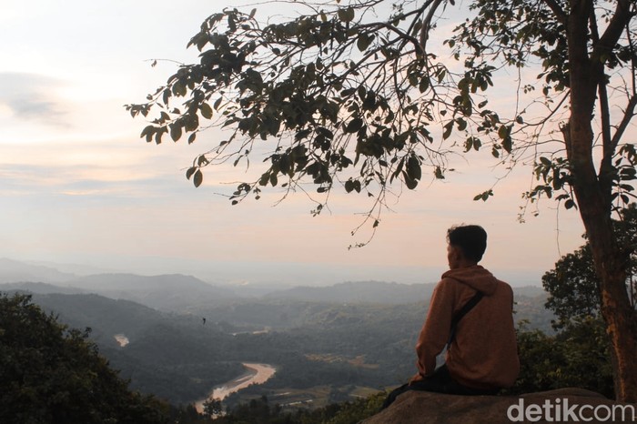 Berburu Sunset di Gunung Karang