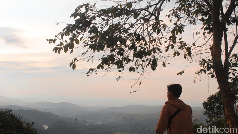 Berburu Sunset di Gunung Karang Berburu Sunset di Gunung Karang