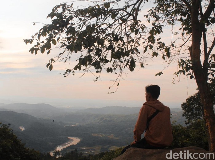 Berburu Sunset di Gunung Karang