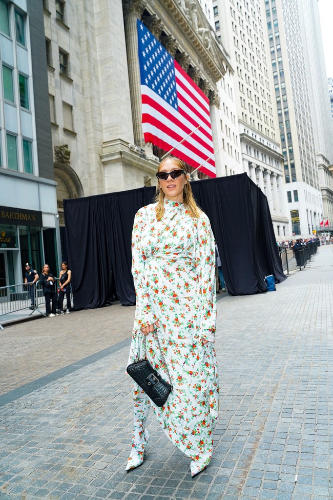 Business as usual. Dikenal dengan gayanya yang edgy, Chloe Sevigny sekali lagi tak tampil mengecewakan saat menghadiri fashion show Balenciaga Spring 2023 di distrik bisnis Wall Street AS. (Foto: Patrick McMullan via Getty Image/Sean Zanni)