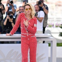 Racing from runway. Masih dari Cannes, Kristen Stewart mengandalkan jumpsuit merah Chanel ala pakaian pebalap. Baju tersebut baru saja ditampilkan saat peragaan Chanel koleksi Cruise 2023 di Monako beberapa pekan lalu. (Foto: Getty Images/Lionel Hahn)