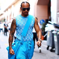 Blue matters. Pebalap F1 Lewis Hamilton tak pernah ragu untuk menunjukkan sisi stylish. Di sela rehat Monaco GP, ia bersantai dengan gaya monokrom serba biru dari pakaian hingga aksesori. (Foto: Getty Images/Eric Alonso)