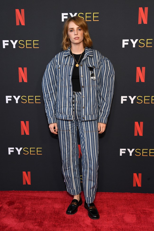 Strong Arm-in-arm. Bintang Stranger Things Maya Hawke tampil stylish dengan blazer denim bermotif garis dengan lengan gelembung dan celana senada.  (Foto: Getty Images/Jon Kopaloff)