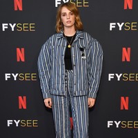 Strong Arm-in-arm. Bintang Stranger Things Maya Hawke tampil stylish dengan blazer denim bermotif garis dengan lengan gelembung dan celana senada.  (Foto: Getty Images/Jon Kopaloff)
