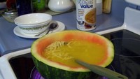 Makan sup ayam dengan mie, netizen ini pilih mangkuk dari wadah semangka. Tak lupa sup ini dihangatkan dulu di kompor listrik. Foto: Pool/Site News