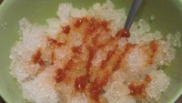 Netizen ini tengah kelaparan, tapi ia tidak bisa menemukan makanan di rumahnya. Akhirnya ia memilih makan es serut dengan saus pedas. Foto: Pool/Site News