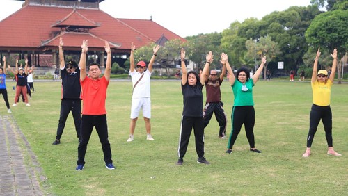 Bupati Klungkung I Nyoman Suwirta dan Ny. Ayu Suwirta menghadiri acara Sehat Bersama Rumah Sakit Umum Bintang bertempat di Alun-alun Ida Dewa Agung Jambe
