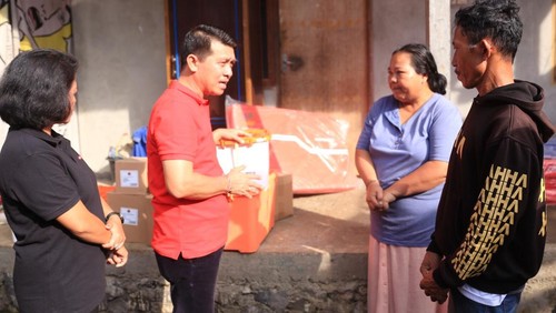 Bupati Klungkung I Nyoman Suwirta didampingi Ayu Suwirta menyerahkan bantuan kepada I Gede Sujana bertempat di Dusun Takedan, Desa Selat