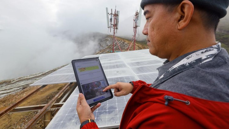 Mau update sosial media di kawasan wisata Kawah Ijen kini tak lagi pusing. Provider plat merah Telkomsel hadir dan memastikan jaringannya di puncak Kawah Ijen.