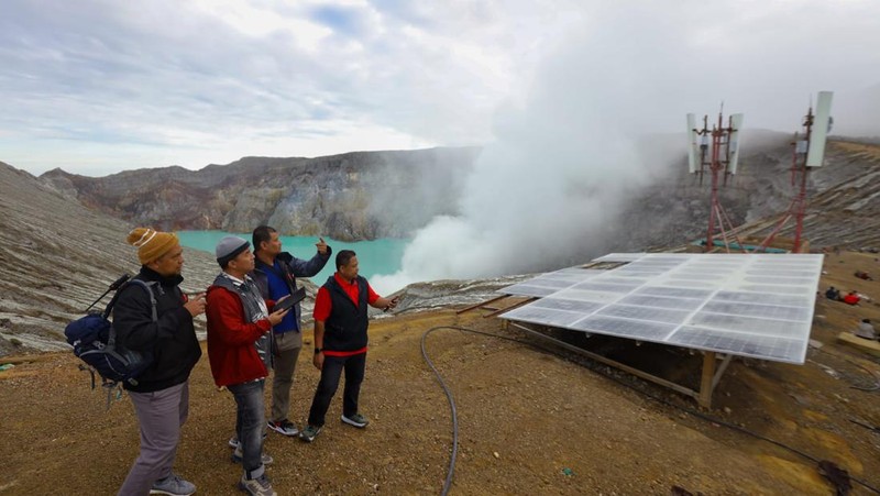 Mau update sosial media di kawasan wisata Kawah Ijen kini tak lagi pusing. Provider plat merah Telkomsel hadir dan memastikan jaringannya di puncak Kawah Ijen.