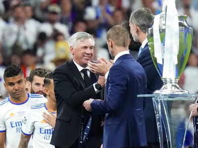 Foto: Carlo Ancelotti dan si Telinga Besar, bagaikan Bestie!