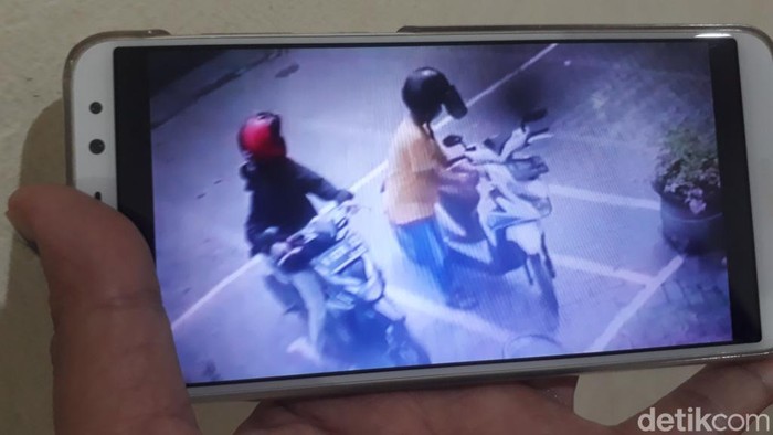 Pencurian motor terus terjadi di Pasuruan. Para pelaku semakin berani beraksi di siang hari dan tempat ramai. Mereka juga tidak peduli dengan keberadaan CCTV.