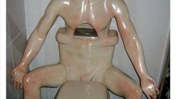 Buang airnya sendiri, tapi serasa berdua. Foto: (Bored Panda).