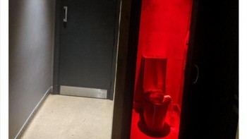 Terlihat suasana mencekam menyelimuti kamar mandi tersebut. Berani coba? Foto: (Bored Panda).