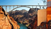 The Hoover Dam, dulu dikenal dengan Boulder Dam menahan Sungai Colorado besar dan membentuk Danau Mead. Jembatan ini ada di perbatasan Arizona-Nevada di Highway 93. Ini 30 mil tenggara Las Vegas.(Getty Images/iStockphoto/mtcurado)
