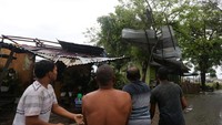 Menurut Badan Meteorologi Klimatologi dan Geofisika (BMKG) Aceh, hujan lebat yang disertai angin kencang dengan kekuatan 40 hingga 55 knots atau 70 hingga 100 kilometer perjam tersebut mengakibatkan puluhan pohon tumbang serta atap rumah warga mengalami kerusakan parah. ANTARA FOTO/Irwansyah Putra.