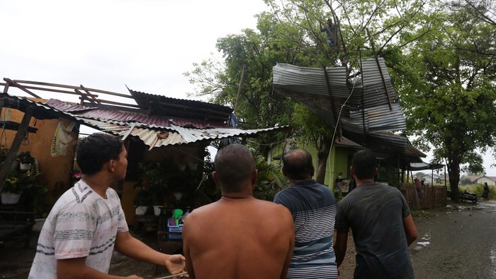 Dihantam Angin Kencang, Atap Rumah Rusak-Pohon Tumbang di Aceh Hujan lebat disertai angin kencang melanda kawasan Banda Aceh. Akibatnya, puluhan pohon dilaporkan tumbang dan atap rumah warga mengalami kerusakan parah.