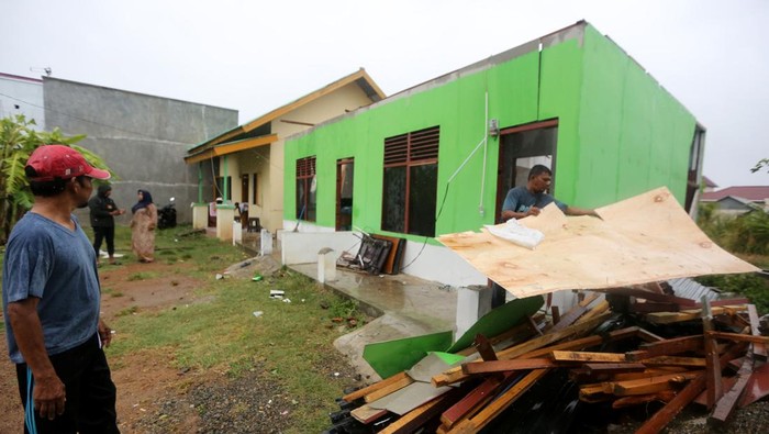 Hujan lebat disertai angin kencang melanda kawasan Banda Aceh. Akibatnya, puluhan pohon dilaporkan tumbang dan atap rumah warga mengalami kerusakan parah.