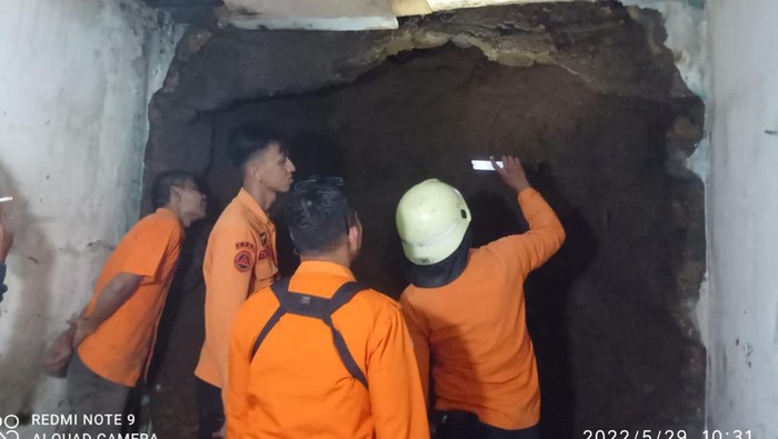 Dinding rumah warga di Bogor jebol usai hujan deras