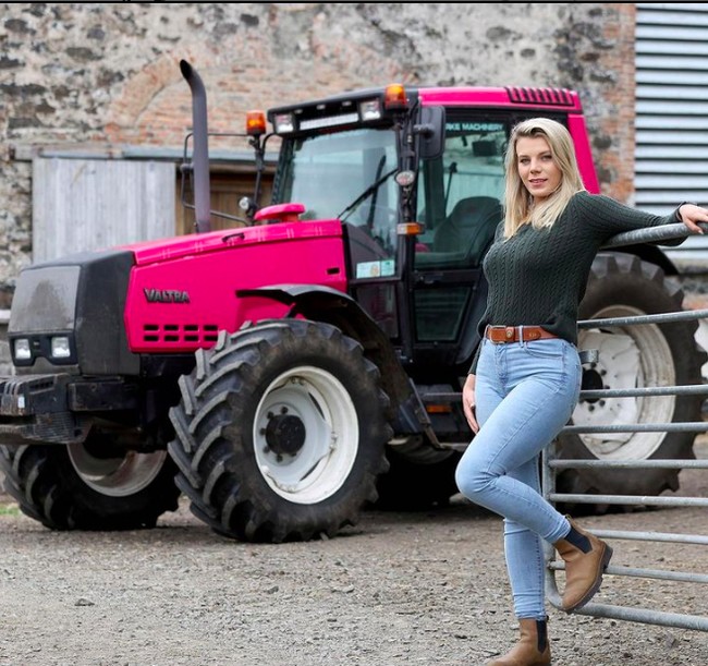 Selain menjadi teknisi mobil, Ellie pun lihai mengendarai traktor. Dia bahkan kerap mengikuti balapan traktor. Foto: dok. Instagram