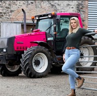 Selain menjadi teknisi mobil, Ellie pun lihai mengendarai traktor. Dia bahkan kerap mengikuti balapan traktor. Foto: dok. Instagram