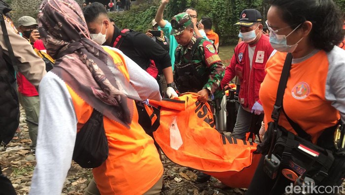 Evakuasi bocah yang hanyut di Sukabumi.
