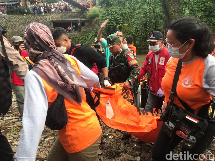 Evakuasi bocah yang hanyut di Sukabumi.