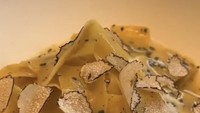 Untuk makanan utamanya berupa pasta creamy. Makin istimewa dengan topping irisan jamur truffle yang terkenal mahal. Foto: Instagram lunamaya