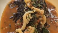 Masih berupa pasta, spaghetti juga dinikmati aktris 38 tahun itu bersama Siwon Choi. Bedanya ini spaghetti hitam yang agaknya dibuat dari tinta cumi. Toppingnya potongan cumi yang kenyal juicy! Foto: Instagram lunamaya