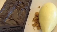 Sebagai penutup, ada dessert berupa kue cokelat dengan pelengkap yang juga istimewa. Sudah pasti bisa menutup makan siangnya dengan sempurna. Foto: Instagram lunamaya