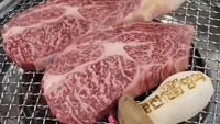 Dari unggahan Insta Story kerabatnya, diketahui Luna Maya juga mencicipi Korean BBQ. Duh, potongan daging dengan marblingnya benar-benar menggugah selera! Foto: Instagram lunamaya