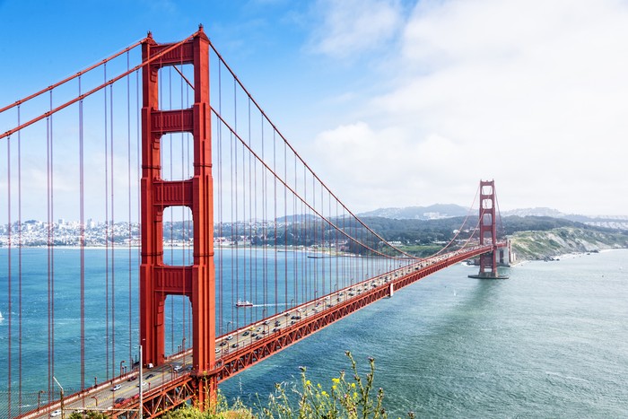Golden Gate Bridge memiliki lebar 27 meter, panjangnya 2,737 meter, dua menara utamanya menjulang 227 meter. Hingga 1964, Golden Gate Bridge menyandang gelar jembatan suspensi terpanjang di dunia. Jembatan ini sengaja dikelir dengan warna “international orange” agar mudah tertangkap mata nakhoda kapal, terutama di musim kabut.