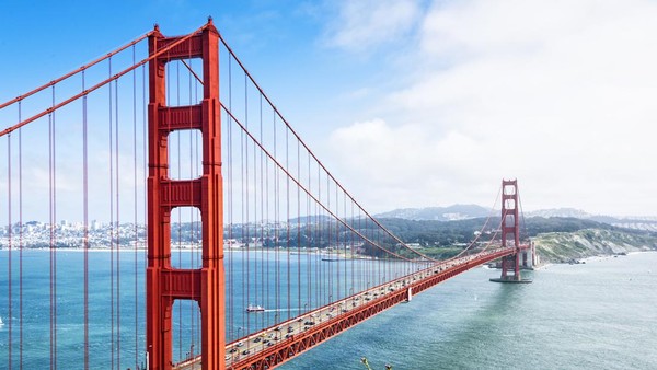 Golden Gate Bridge di San Francisco itu memiliki lebar 27 meter, panjangnya 2,737 meter, dua menara utamanya menjulang 227 meter. Hingga 1964, Golden Gate Bridge menyandang gelar jembatan suspensi terpanjang di dunia. Jembatan ini sengaja dikelir dengan warna “international orange” agar mudah tertangkap mata nakhoda kapal, terutama di musim kabut. (Getty Images/Nirian)