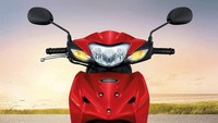 Sudah menggunakan lampu LED pada bagian headlamp. Sementara posisi lampu sein masih menyatu di area kepala motor. Sementara Honda Revo di Indonesia  diketahui berada di area samping fairing. Foto: Honda Thailand