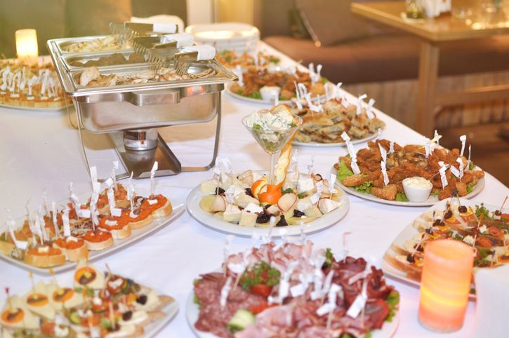 Hukum makan di acara walimah