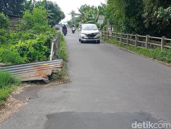 Jembatan di perbatasan Desa Trasan, Mrisen dan Jaten, Kecamatan Juwiring, Klaten, yang menyempit, Minggu (29/5/2022).