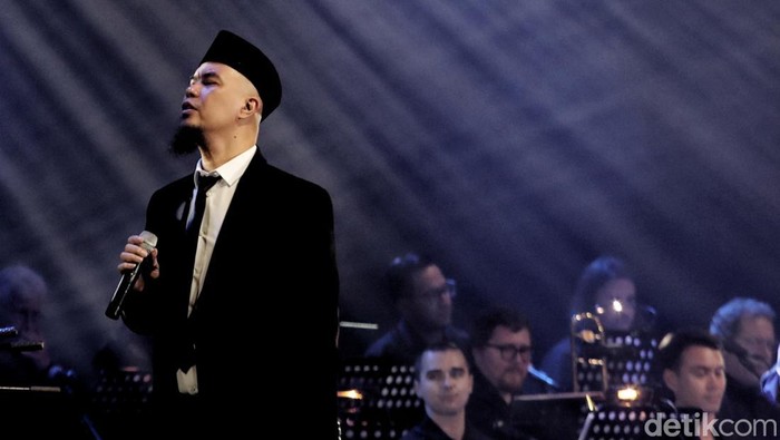 Bisa dibilang Ahmad Dhani memang tidak ada duanya. Usai sibuk berpolitik, kini ia tampil seolah penyanyi tunggal di Java Jazz 2022. Ya, dialah satu-satunya.