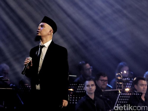 Bisa dibilang Ahmad Dhani memang tidak ada duanya. Usai sibuk berpolitik, kini ia tampil seolah penyanyi tunggal di Java Jazz 2022. Ya, dialah satu-satunya.
