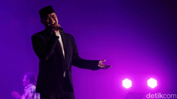 Bisa dibilang Ahmad Dhani memang tidak ada duanya. Usai sibuk berpolitik, kini ia tampil seolah penyanyi tunggal di Java Jazz 2022. Ya, dialah satu-satunya.