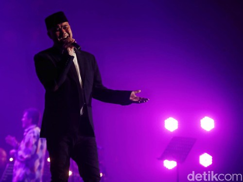Bisa dibilang Ahmad Dhani memang tidak ada duanya. Usai sibuk berpolitik, kini ia tampil seolah penyanyi tunggal di Java Jazz 2022. Ya, dialah satu-satunya.